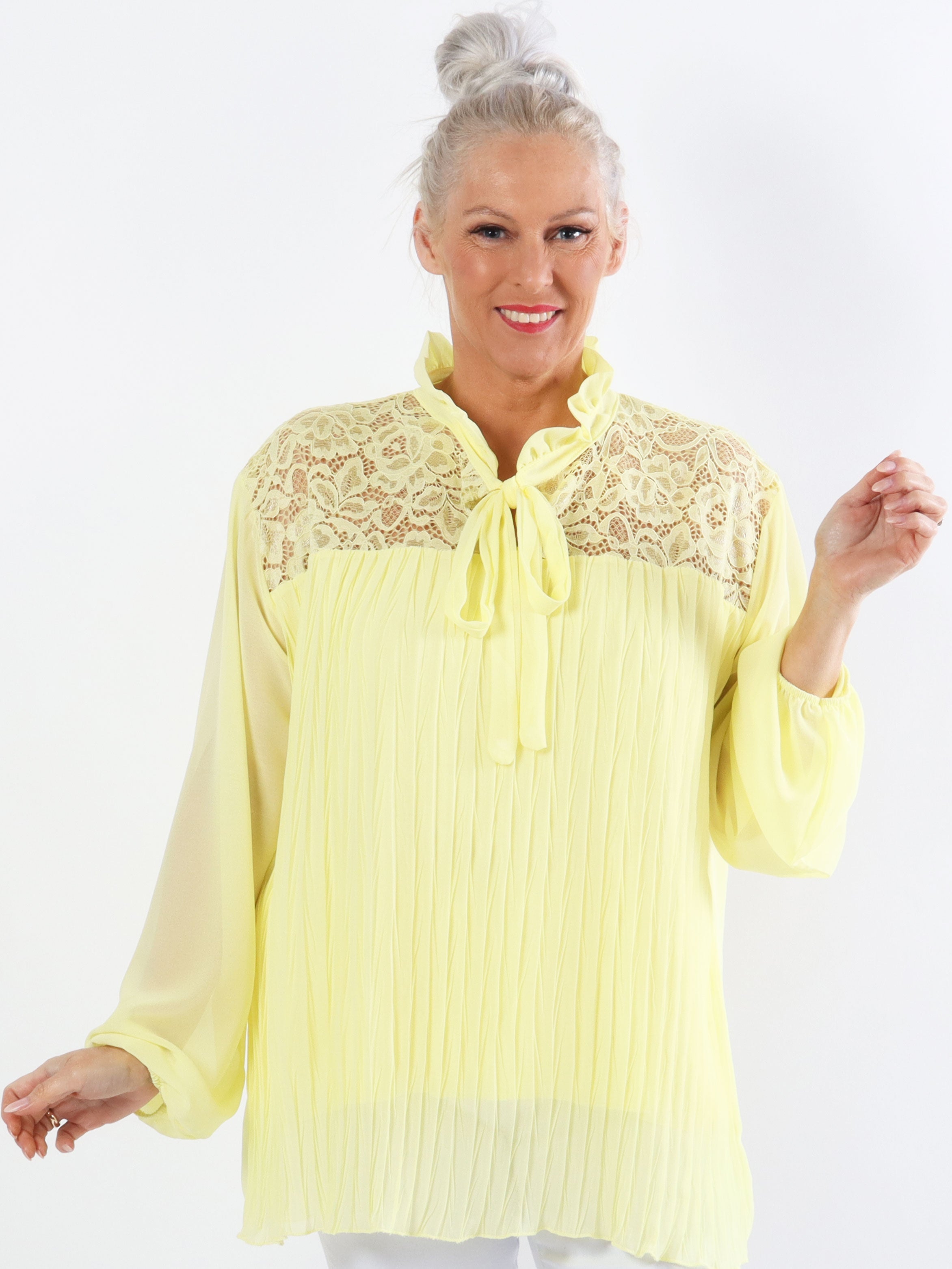 Iris - Söt plus size topp med spets och veck - Rose